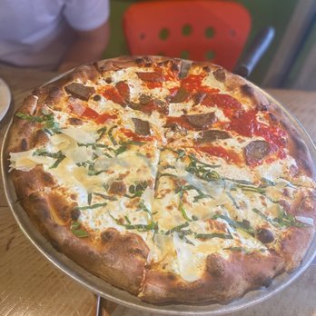 Tucci's Pizza - Half 5 Cheese White Pizza & half TONY G! - Pizza Near Me - Boca Raton, Florida