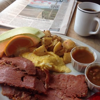 Le Fameux - Scramble eggs w/smoked meat and some beans and gravy that comes with the plate. - Burgers Near Me - Montreal, Quebec