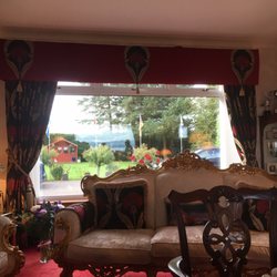 Kirkland Country House - The couch in the dining rolm