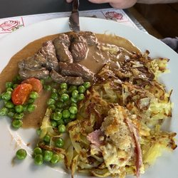 Restaurant Linde - Steak w peas and Rosti- delicious