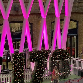 King's Cross Station - Great Christmas singers brought in to entertain the crowds - Train Stations Near Me - London, XGL King's Cross Station - Great Christmas singers brought in to entertain the crowds - Train Stations Near Me - London, XGL