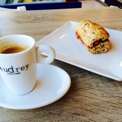 Café y micro bocadillo = 1,60€ (ojo: el café normalmente viene con cuchara, azúcar, etc. - yo lo pide así).