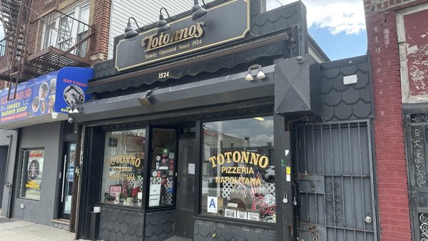 Totonno's by null