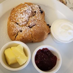 Real Unyoke - Scones with strawberry jam