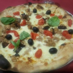 Modi' - Pizza Tirrenica con tonno, melanzane, pomodorini, mozzarella e olive