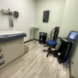Chang Lee M.D. OB GYN - Small room stinky and dirty