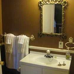 Barbour's Country Inn and Cottages - bathroom in our room
