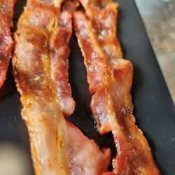 Oacis Cafe Wine Bar - Bacon is nice and crispy all the time.