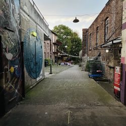 Lolita-Bar - Wer sich davon nicht abschrecken lässt, wird mit einer urbanen Oase belohnt.