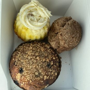 Keto Bakery - Lemon Raspberry Bundt cake, blueberry mini cake, and a cinnamon sugar donut - Desserts Near Me - Orange, California Keto Bakery - Lemon Raspberry Bundt cake, blueberry mini cake, and a cinnamon sugar donut - Desserts Near Me - Orange, California