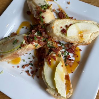 Well Hung Vineyard - Bacon, Apple & Brie Crostini - Sandwiches Near Me - Gordonsville, Virginia Well Hung Vineyard - Bacon, Apple & Brie Crostini - Sandwiches Near Me - Gordonsville, Virginia