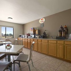 Super 8 by Wyndham Fremont NE - Breakfast Area