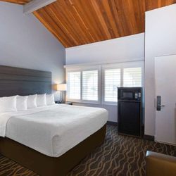 Days Inn by Wyndham Ukiah - Guest room