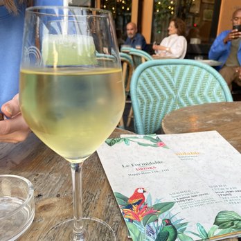 Formidable - Chardonnay and the cute chairs, ambiance is charming, just like you want Paris to be!! - Brasseries Near Me - Paris, 75
