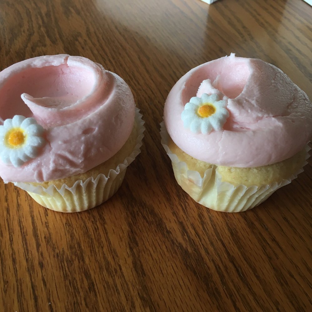 Magnolia Bakery - Pretty but dry Vanilla Vanilla cupcakes - Bakeries Near Me - Chicago, Illinois Magnolia Bakery - Pretty but dry Vanilla Vanilla cupcakes - Bakeries Near Me - Chicago, Illinois