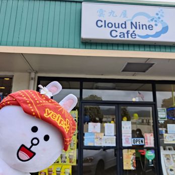 Cloud Nine Cafe Hawaii - Cony will help me eat jiggly pancakes! - Desserts Near Me - Honolulu, Hawaii