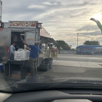 Taqueria El Roble Del Leon - a man standing in front of a food truck - Food Trucks Near Me - Bakersfield, California Taqueria El Roble Del Leon - a man standing in front of a food truck - Food Trucks Near Me - Bakersfield, California