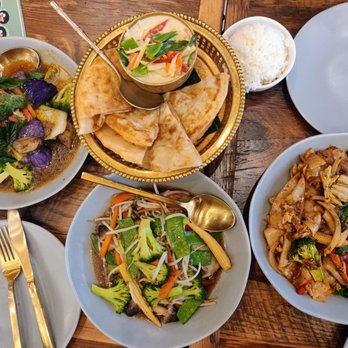 Sisters Thai - Roti and Green Curry Spicy Eggplant Stirred Fry Veggie Stirred Fry Drunken Noodles - Thai Near Me - Alexandria, Virginia Sisters Thai - Roti and Green Curry Spicy Eggplant Stirred Fry Veggie Stirred Fry Drunken Noodles - Thai Near Me - Alexandria, Virginia