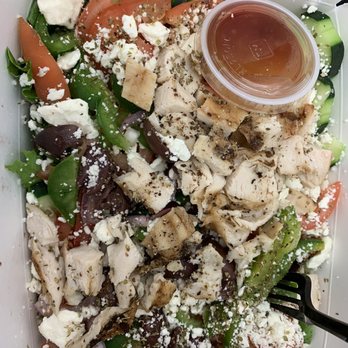 Healthy Bite - Greek salad with chicken - Juice Bars & Smoothies Near Me - El Paso, Texas