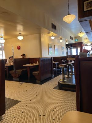 The Lakeview Diner by null