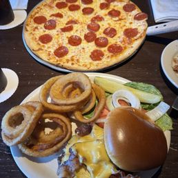 Pepperoni pizza & Angus burger with onion rings 10/10 Pepperoni pizza & Angus burger with onion rings 10/10