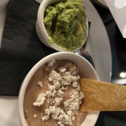 Beans and guacamole that accompany the fajitas (5/5) Beans and guacamole that accompany the fajitas (5/5)