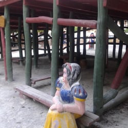 Parc de Blancanieves - Blancanieves esperando a los siete enanitos a las puertas de la cabaña.