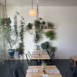 Aglio Pizzeria - Seating options