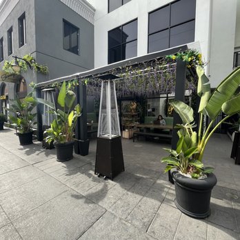 Savvvys - Beautiful outdoor patio - Internet Cafes Near Me - Pasadena, California Savvvys - Beautiful outdoor patio - Internet Cafes Near Me - Pasadena, California