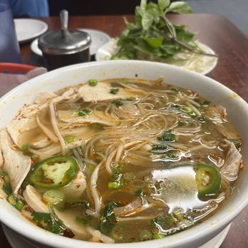 Phở Hằng Restaurant - #28 Rare Beef & Flank with Rice Noodle Soup - Vietnamese Near Me - Roseville, California Phở Hằng Restaurant - #28 Rare Beef & Flank with Rice Noodle Soup - Vietnamese Near Me - Roseville, California