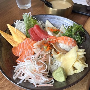 Sushigah - Jirashi Bowl (Chirashi bowl with an assortment of toppings over vinegared sushi rice) - Sushi Bars Near Me - Pasadena, California Sushigah - Jirashi Bowl (Chirashi bowl with an assortment of toppings over vinegared sushi rice) - Sushi Bars Near Me - Pasadena, California