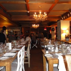 Hamilton Lodge - Romantic dining room in Hamilton Hotel