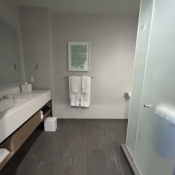 Maui Coast Hotel - Bath - Hotels Near Me - Kihei, Hawaii Maui Coast Hotel - Bath - Hotels Near Me - Kihei, Hawaii