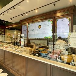 Le Botaniste - Salad bar and counter area