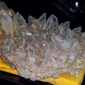 Stone Room - Beautiful quartz cluster - Jewelry Near Me - Albany, California Stone Room - Beautiful quartz cluster - Jewelry Near Me - Albany, California