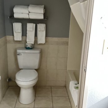 AmericInn by Wyndham Kewanee - Hotels Near Me - Kewanee, Illinois