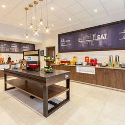 Hampton Inn & Suites Bloomfield Hills Detroit - Breakfast Area