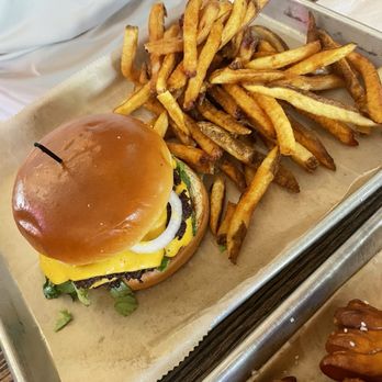 Dunedin Brewery - Cheeseburger - Breweries Near Me - Dunedin, Florida