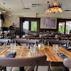 Stonesedge Kitchen - Live music. All those empty seats were eventually filled