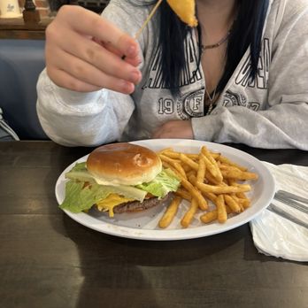 Colonial Pancake House - Cheeseburger Lunch - Breakfast & Brunch Near Me - Williamsburg, Virginia Colonial Pancake House - Cheeseburger Lunch - Breakfast & Brunch Near Me - Williamsburg, Virginia