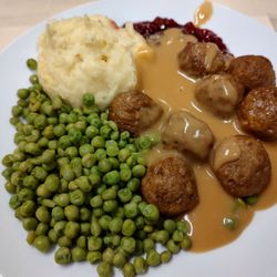 Ikea - Classic meatballs, gravy, mashed potatoes, green peas and Ligon berry jam