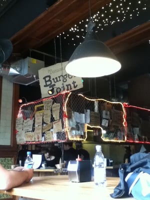 Tommis Burger Joint, Mitte by null