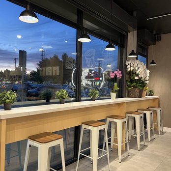 Ding Tea -  Northridge - Seating area - Bubble Tea Near Me - Northridge, California