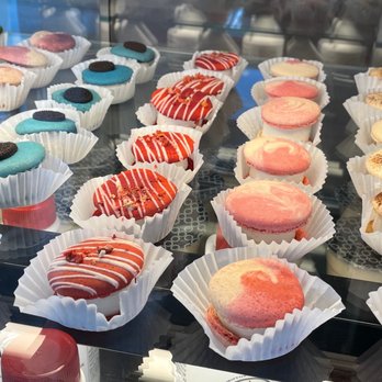 Palgong Tea - a variety of cupcakes on display - Bubble Tea Near Me - Markham, Ontario