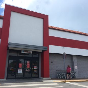 Winn-Dixie - Entrance - Grocery Near Me - Tavares, Florida