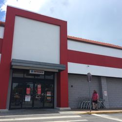 Winn-Dixie - Entrance