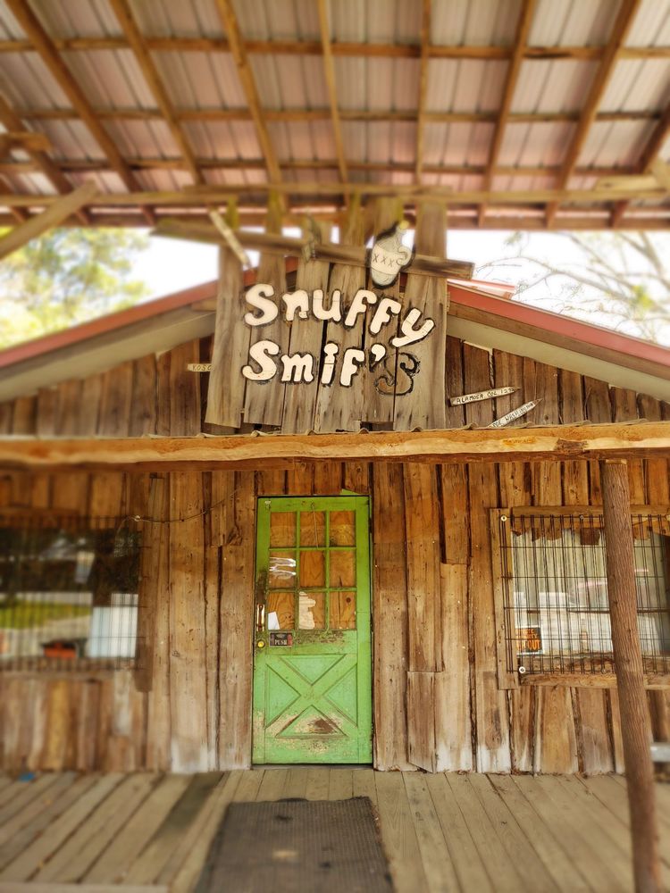 Snuffys Grocery Logo