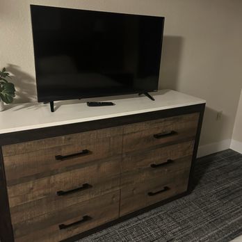 Inn at Mount Shasta - Tv and dresser - Hotels Near Me - Mount Shasta, California