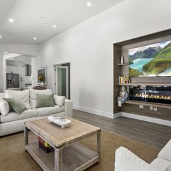 Laguna Beach Recovery - Comfortable living room for group time during residential rehab and medically supervised detox in Orange County.