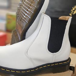 J&Q Consignment - DR MARTENS Like new